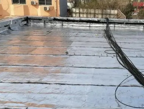 大观卫生间漏水维修公司分享下大观屋面楼顶防水刚性防水层施工要点。
